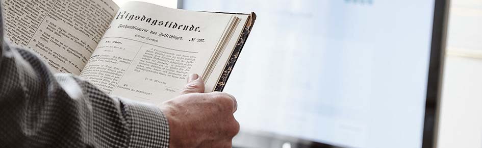 Eksempler på sider med henholdsvis spaltenummerering og sidenummerering.